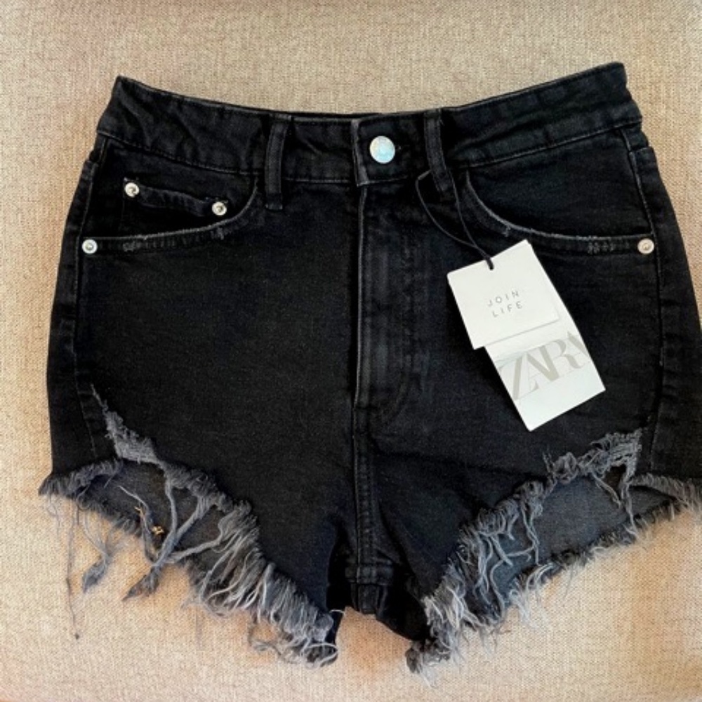 NEVER WORN HIGH-WAIST BLACK ZARA SHORTS - SIZE 4
